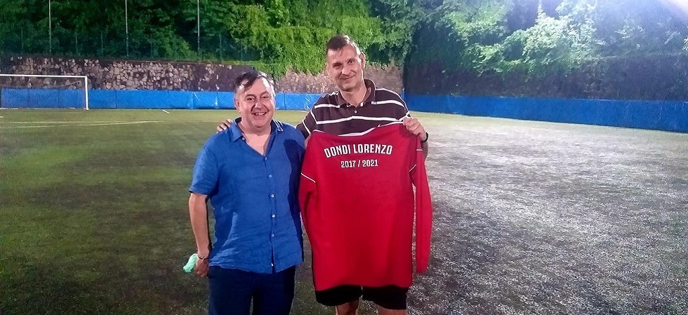 Il direttore sportivo della Bolghera Bruno Cornelatti consegna a Lorenzo Dondi la maglietta celebrativa Il direttore sportivo della Bolghera Bruno Cornelatti consegna a Lorenzo Dondi la maglietta celebrativa